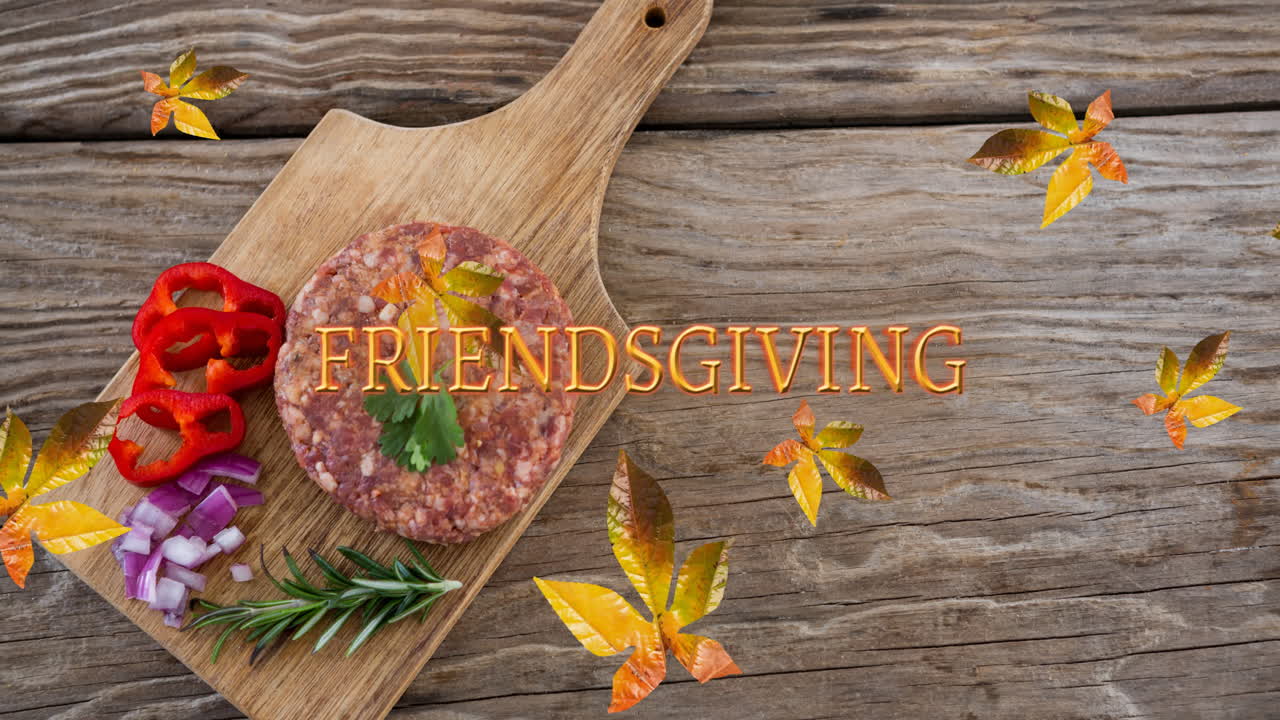 Animazione del testo Friendsgiving su foglie autunnali e carne su assi di legno