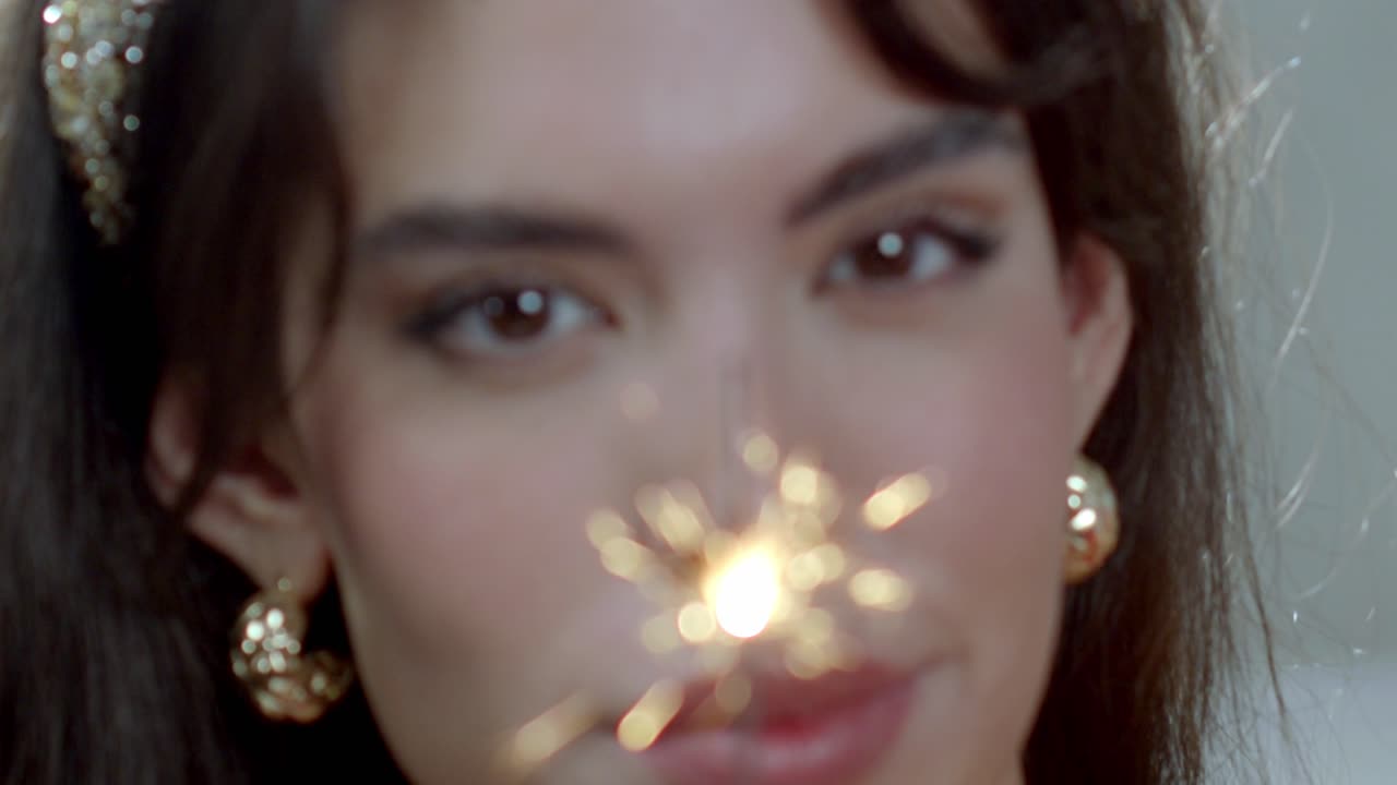 아름다운 젊은 여성의 얼굴을 가로질러 반이는 빛의 시련