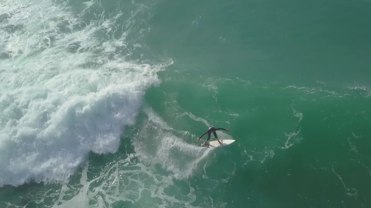 Vista aerea di un surfista. 60 fps