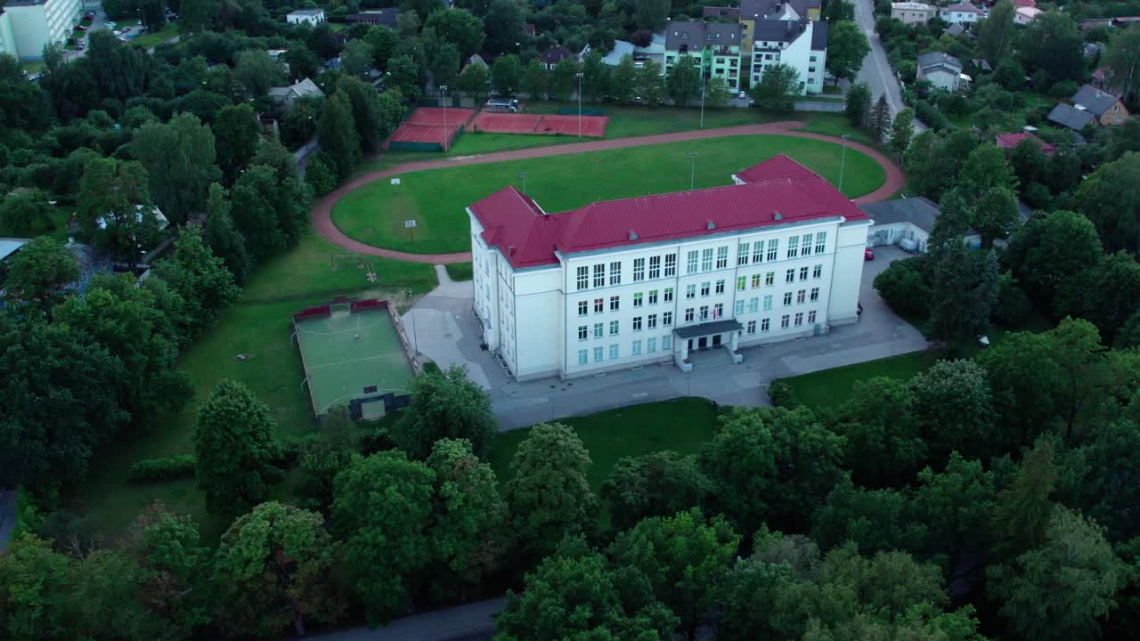 새들은 드론을 공격하고 매우 가까이 날아갑니다.