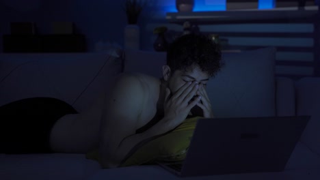 al ver su fracaso, el joven frustrado se siente triste.
