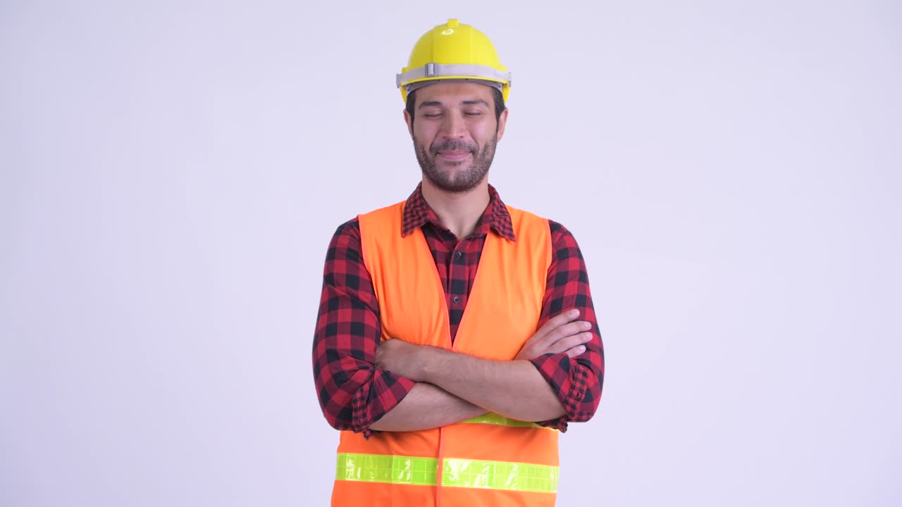 feliz hombre persa barbudo y guapo trabajador de la construcción