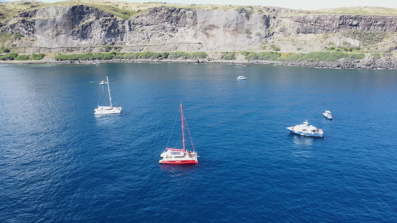 Riprese drone di un catamarano e più barche vicino all'isola della Riunione