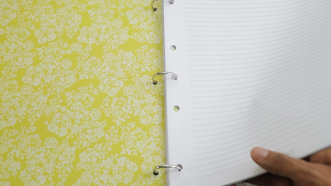 아치 레버 파일에서 강철 반지 페이지 바인더에 장식 된 종이를 회전