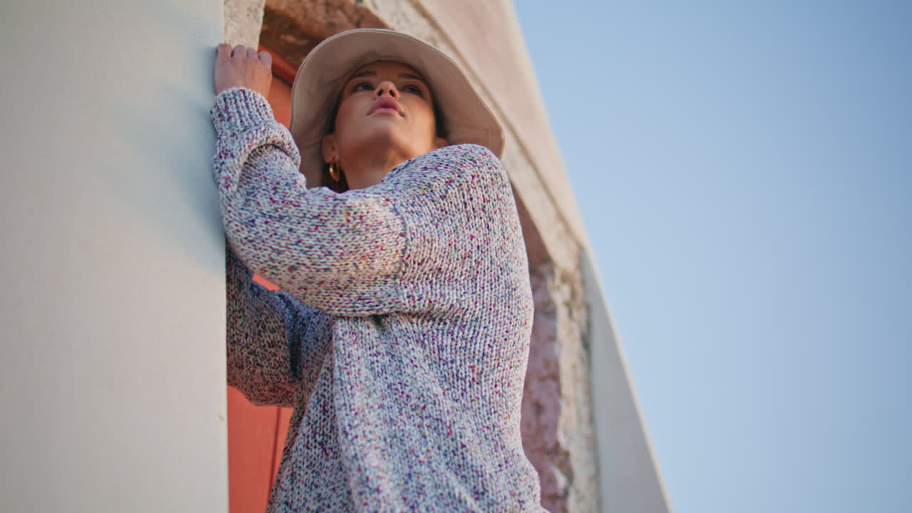 retrato hermoso viajero descansando por la noche solo. chica despreocupada disfrutando de la puesta de sol