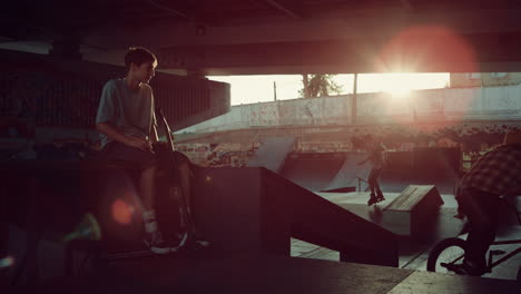 adolescentes activos pasando tiempo juntos en el espacio urbano. personas activas practicando.