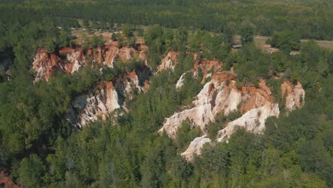 extraordinarias imágenes de drones de un enorme cañón en un hermoso día soleado