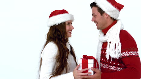 una pareja festiva con un regalo de navidad