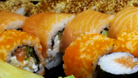 los rollos de sushi japoneses con palillos giran