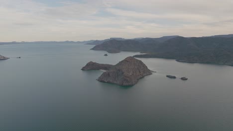 Isla-El-Coyote-Island-Im-Golf-Von-Kalifornien,-Baja,-Mexiko---Luftdrohne