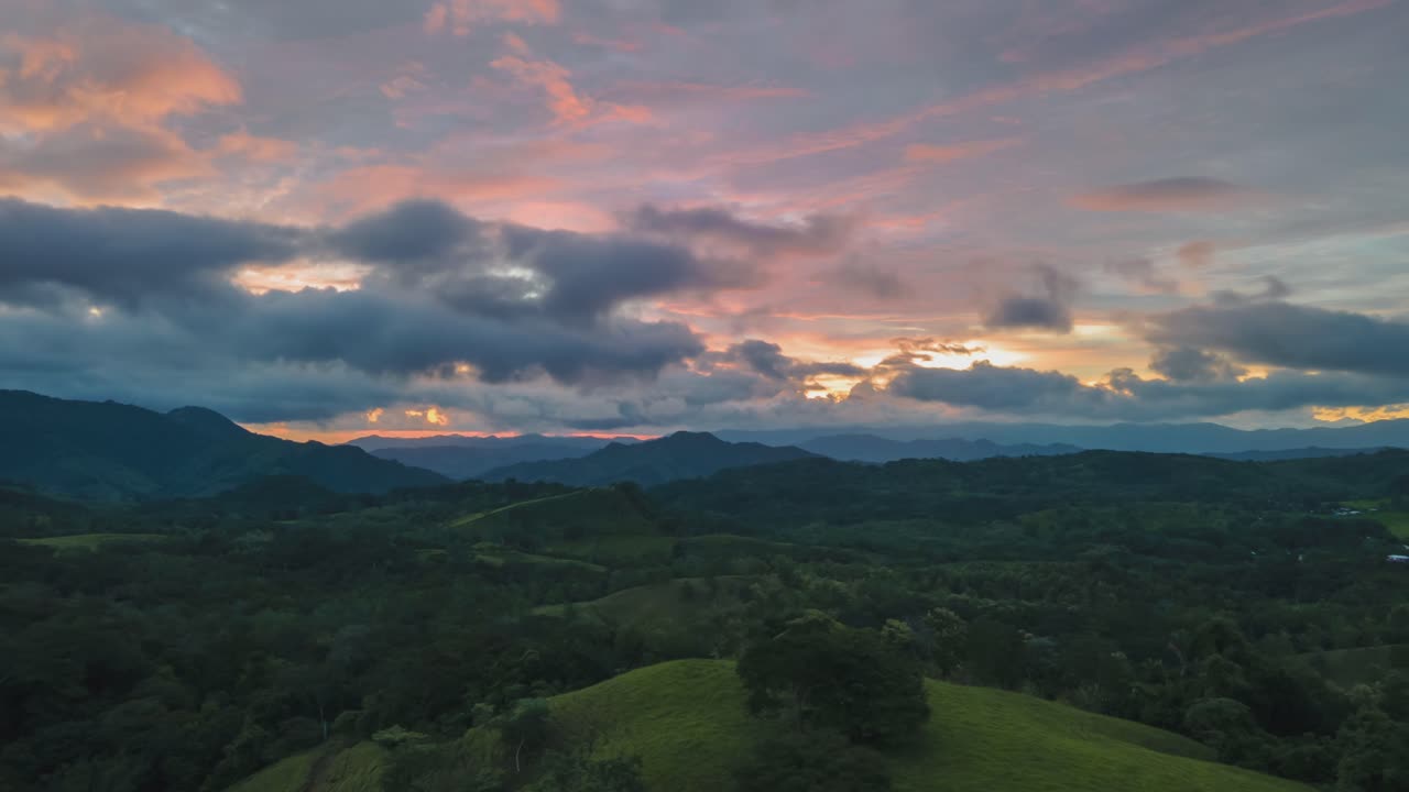 hiperlapso aéreo sobre densos bosques tropicales de costa rica, video 4k, cielo agradable