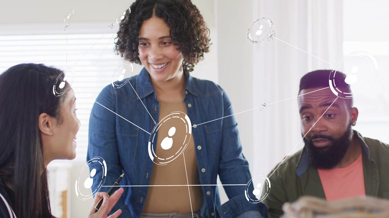 Mulher sentada apontando para um tablet, iniciando gráficos de rede animados que conectam a equipe para negócios.