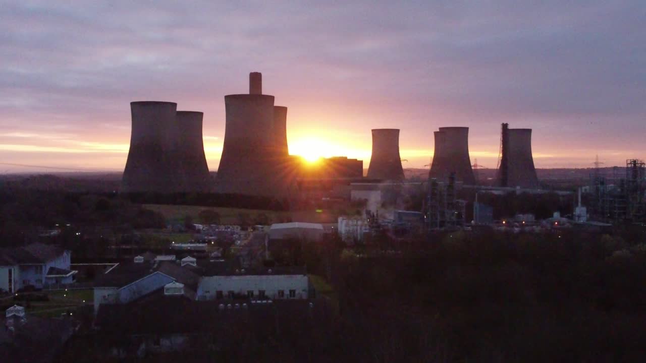 Centrale elettrica a carbone dismessa Fiddlers Ferry mentre l'alba si nasconde dietro il punto di riferimento, ripresa aerea in discesa.