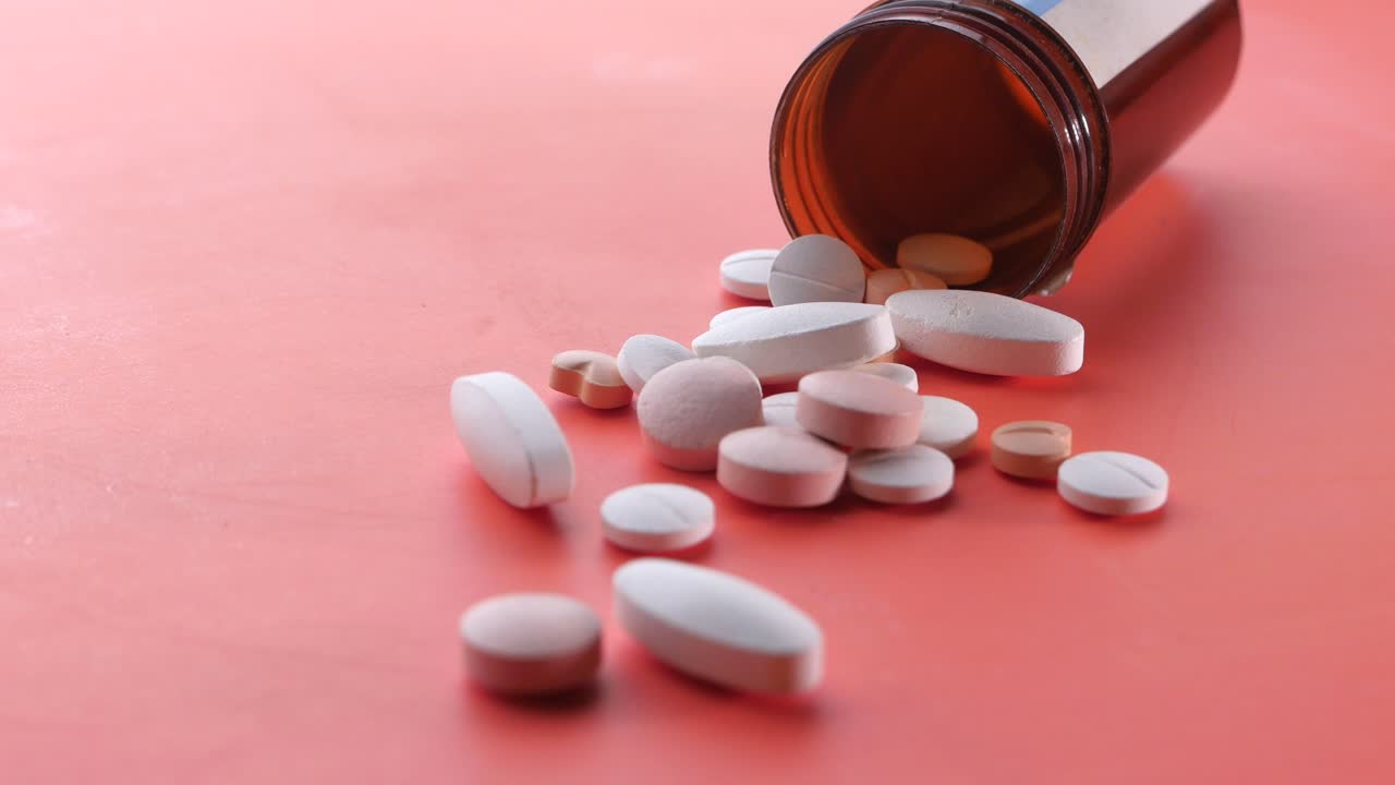 pastillas variadas esparcidas de la botella