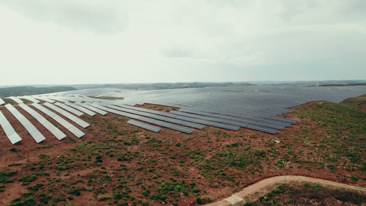 gran granja solar en una ladera