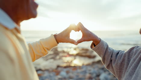 Pareja,-Manos-Y-Forma-De-Corazón-En-La-Playa