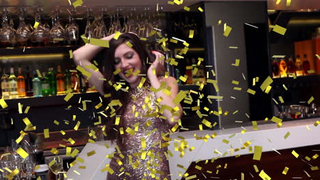 animación de confeti cayendo sobre una mujer feliz bailando en una fiesta
