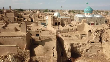 vista por satélite pájaros ojo mapa tiro vista del amplio paisaje de la ciudad del desierto en el medio oriente asia la gente local vive en el castillo ciudad torre depósito de agua qanat sistema de riego granada jardín histórico