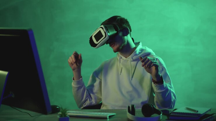 Ein junger Mann benutzt ein VR-Headset und einen Computer vor einem farbenfrohen Hintergrund.