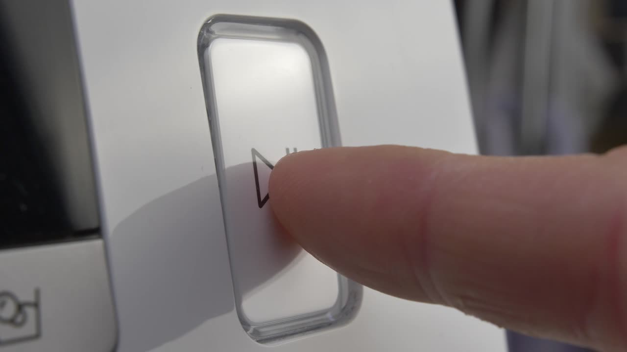 presionar el botón de pausa de reproducción en el dispositivo varias veces de cerca