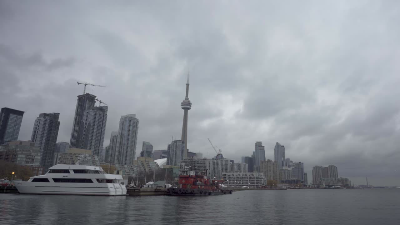 la jetée du port de la rivière de toronto le centre-ville l'horizon de la ville le quai des chaluts de pêche le bord de l'eau le parc irlandais le lac ontario canada
