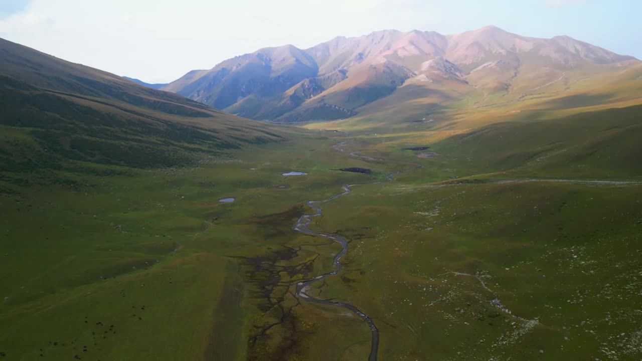 강과 함께 경치 좋은 산 계곡
