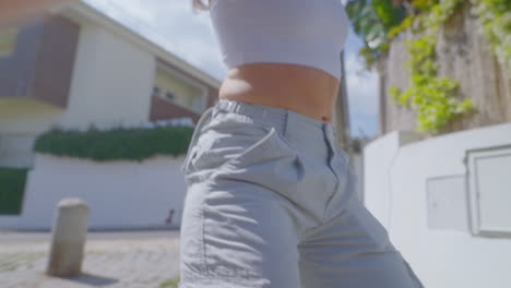 mujer bailando en la ciudad