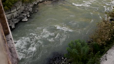 Schnell-Fließender-Fluss-Unter-Einer-Brücke-Hindurch