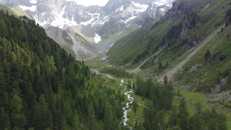 Vista-Aérea-Del-Pintoresco-Paisaje-De-Los-Alpes-Tiroleses-Alrededor-Del-Valle-De-Pitztal-En-Austria