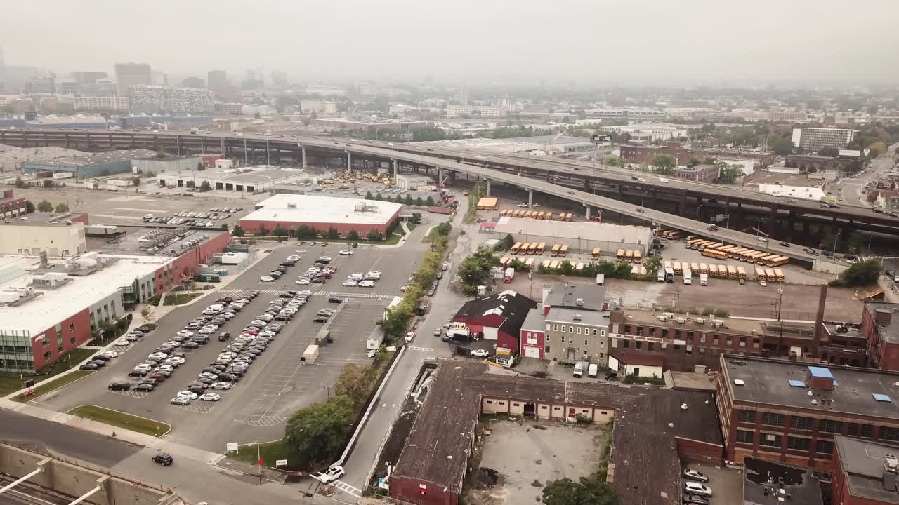 미국 매사추세츠 주 보스턴 찰스타운의 배경에 고속도로가 보이는 건물 앞 주차장에 주차된 자동차