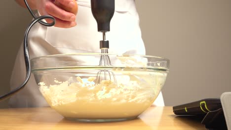 agregar huevo al tazón con mezcla para pastel y batir