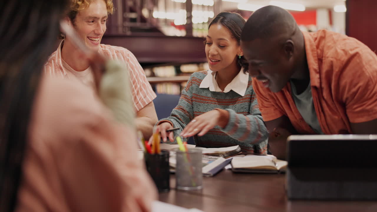 도서관 에서 함께 공부 하는 학생 들 의 그룹