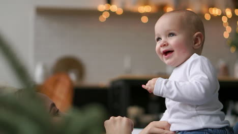 die besten momente aus dem leben, eine liebevolle glückliche junge mutter umarmt einen stillenden sohn, auf einer schneeweißen decke, auf einem weißen hintergrund. konzept von liebe, familie und glück konzept: kinder, kinder, baby, babys