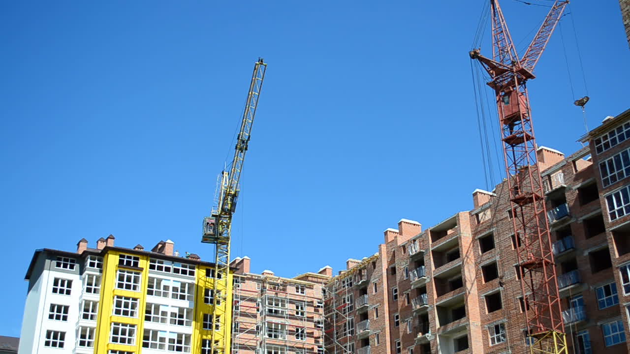 Gru edili sopra le case. Riprese della costruzione della casa
