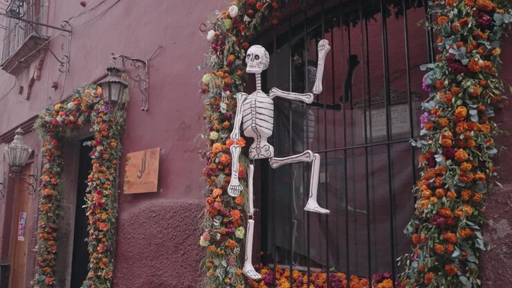 Decorazioni per il Giorno dei Morti con scheletro e fiori