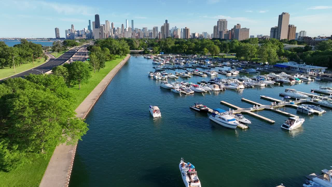 야트 와 보트 들 이 다이버시 항구 를 떠나 미시간 호수 로 향 하고 있다