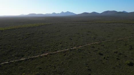 toma aérea de seguimiento de cadenas montañosas en el interior australiano