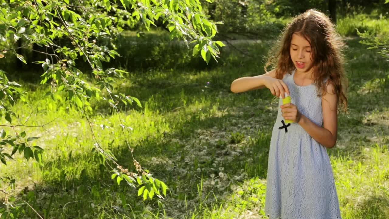 공원에서 거품을 불어넣는 소녀