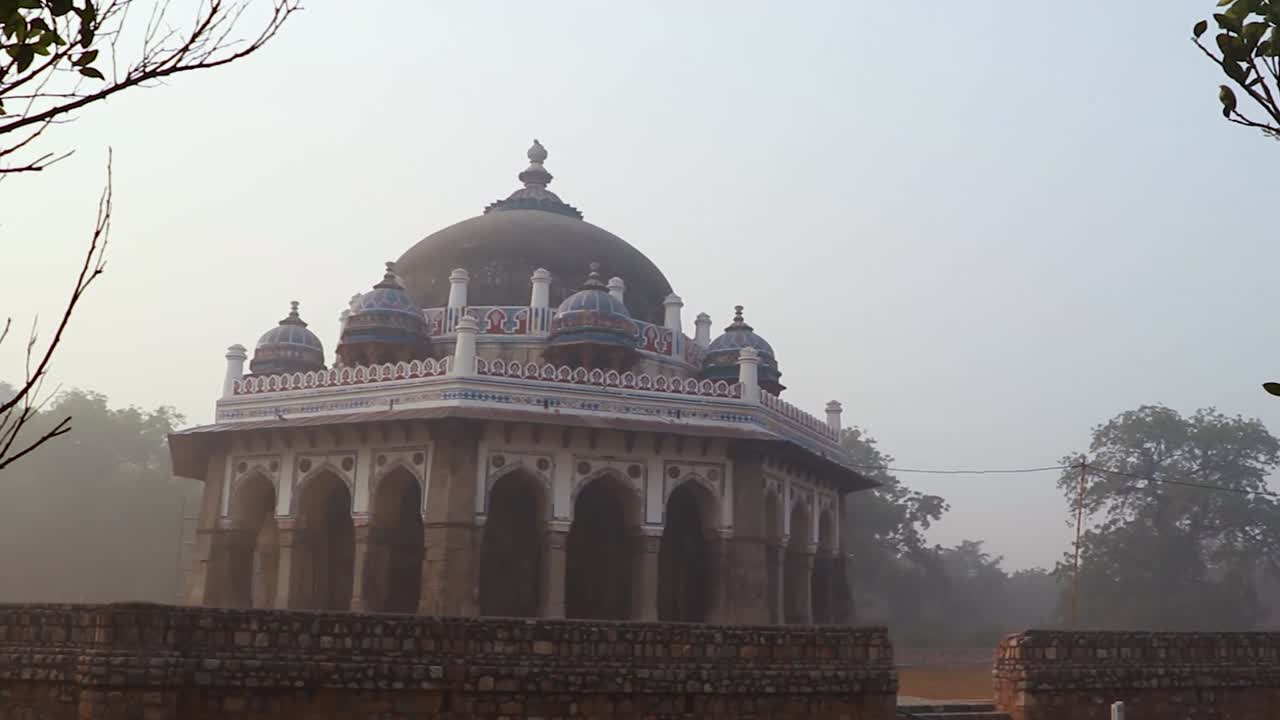Nila gumbad de la tumba de Humayun vista exterior en una mañana brumosa desde una perspectiva única