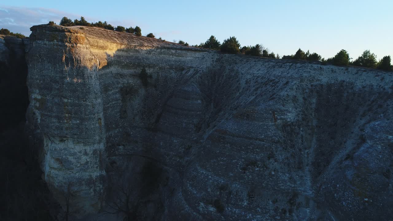 espectacular paisaje de acantilados y valles al atardecer
