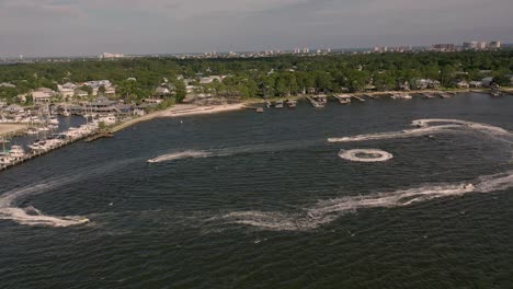 narciarze odrzutowi w wolf bay w pobliżu bear point w alabamie