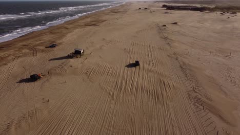 Vista-Aérea-En-órbita-De-La-Conducción-De-Automóviles-En-La-Playa