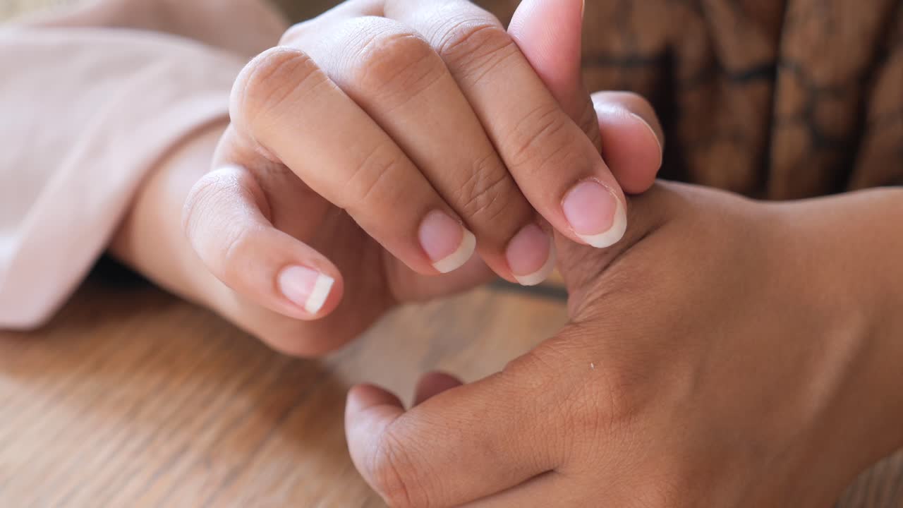 primer plano de las manos entrelazadas