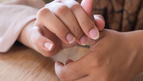 primer plano de las manos entrelazadas