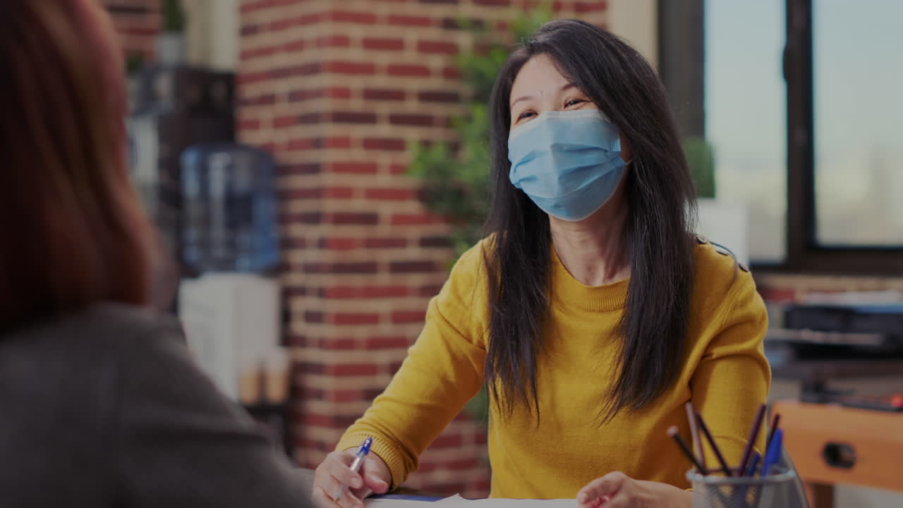 HR employee meeting with applicant at job interview