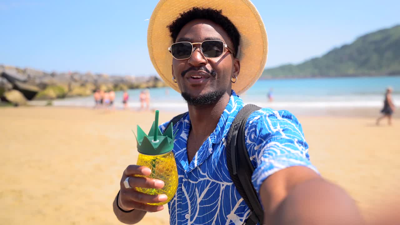 Felice uomo afroamericano che si gode una vacanza al mare