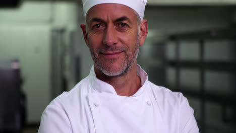 jefe de cocina haciendo una señal de "ok" y sonriendo a la cámara