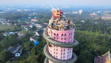 Imágenes-Cinematográficas-De-4k-Sunrise-Que-Recorren-El-Templo-De-Wat-Samphran-Con-Un-Enorme-Dragón-Enrollado-Y-Protegiéndolo-En-La-Provincia-De-Amphoe-Sam-Phran-En-Bangkok,-Tailandia