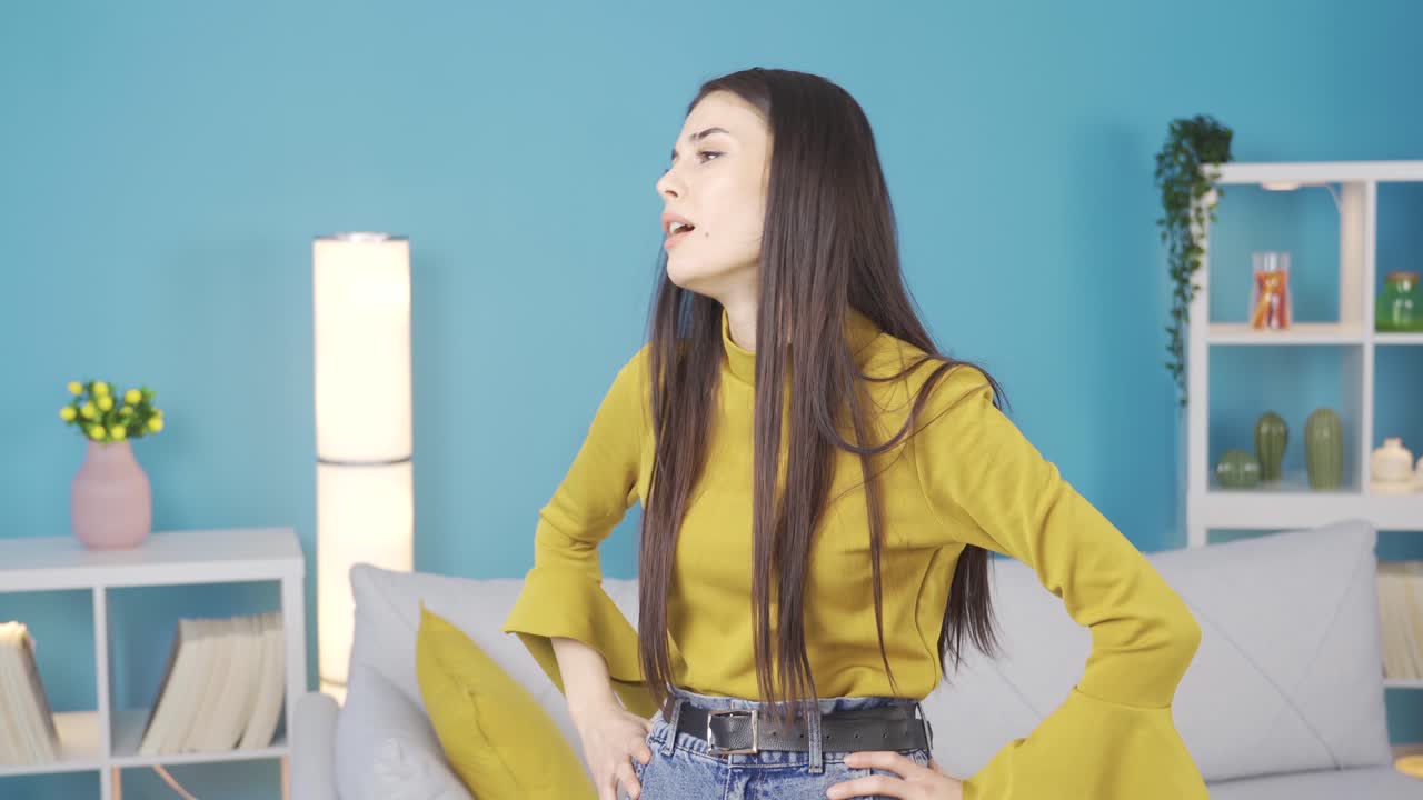 젊은 여성은 나쁜 소식을 듣고 화를 내고 걱정합니다.