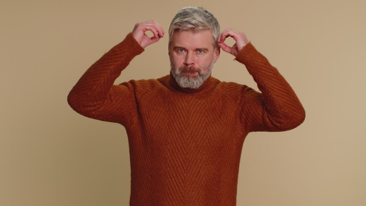 흥분한 남자가 머리 폭발을 보여주고, 걱정스럽고 충격을 받은 놀란 남자가, 와우 아이디어 유레카